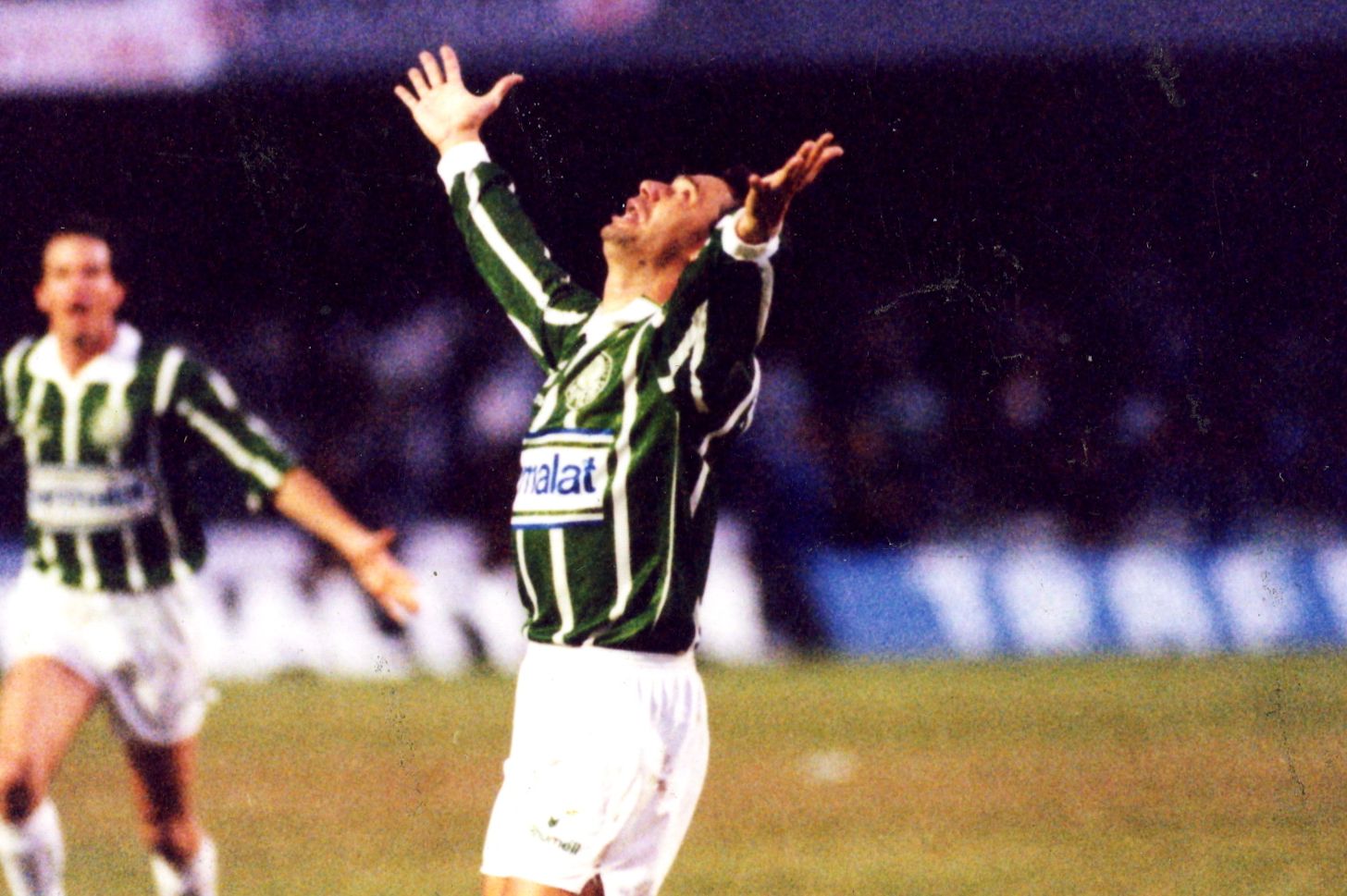 Evair com a mão ao céu comemorando gol na Final do Paulista 1993