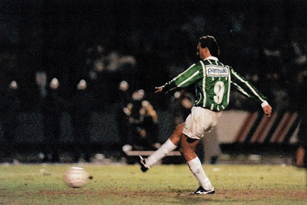 Evair cobrando o pênalti que fechou a goleada — prorrogação da Final do Paulista 1993