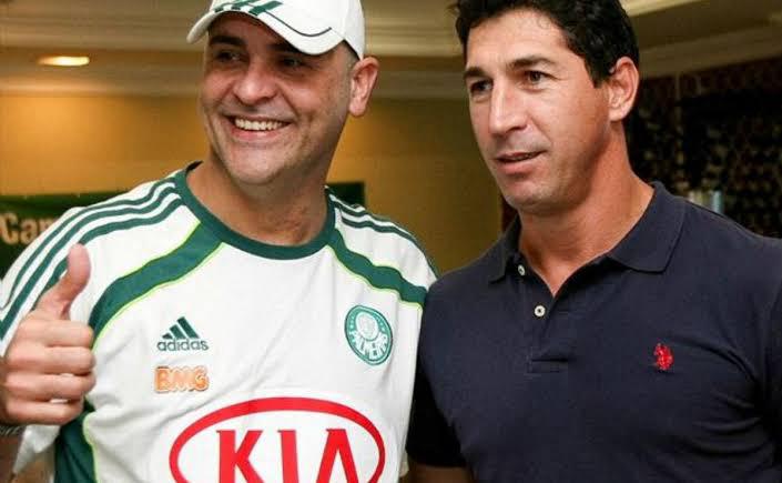 Marcos, de boné e camisa do Palmeiras, faz sinal de positivo ao lado do Sérgio, de camisa polo escura